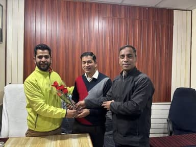 #जिलाधिकारी पौड़ी के निजी सहायक #दीपक नेगी जी पहुँचे हमारे #इलोकट्रीनक मीडिया कार्यलय पौड़ी में, #दीपक नेगी जी ने दी उज्जव...