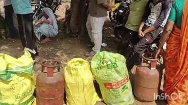 सिकंंदराबाद: ककोड कोतवाली क्षेत्र स्थित भारत गैस एजेंसी पर गैस सिलेंडर लेने के लिए लगी लंबी कतार