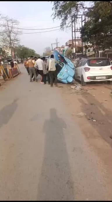 मैहर में तेज रफ्तार ऑटो का कहर: खड़ी कार से टकराकर पलटा, छात्रा गंभीर घायल, चालक मौके से फरार
मैहर। शहर के व्यस्त काली म...