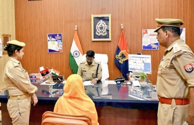 एटा~ वरिष्ठ पुलिस अधीक्षक एटा द्वारा पुलिस कार्यालय पर आये फरियादियों की समस्याओं को सुनकर उनकी समस्याओं का उचित, गुणवत्...