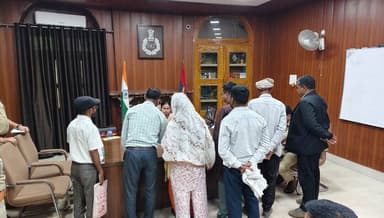 #SP_Mirzapur #अपर्णा_रजत_कौशिक द्वारा पुलिस कार्यालय पर जनता दर्शन में #जन_सुनवाई कर शिकायतों को सुना गया तथा उनके समयबद...