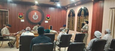 आज दिनांक 02.04.2026 को पुलिस कार्यालय में #SpraAzh चिराग जैन, #SpcityAzh मधुवन कुमार सिंह व #COpoliceoffice अजय कुमार स...