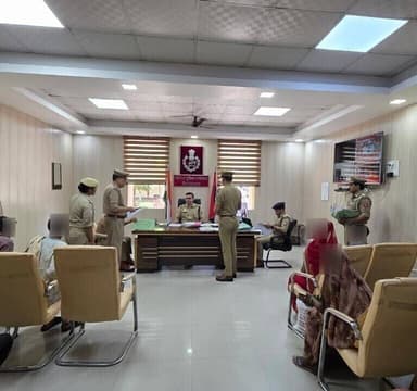 #जनसुनवाई
SSP फिरोजाबाद द्वारा पुलिस कार्यालय में आने वाले फरियादियों की समस्याओं को विस्तारपूर्वक सुनकर उनकी समस्याओं...