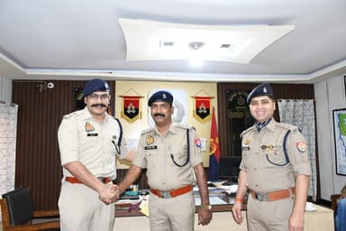 #baghpatpolice
पुलिस अधीक्षक बागपत एवं अपर पुलिस अधीक्षक बागपत द्वारा जनपद में नियुक्त निरीक्षक श्री रनवीर सिंह को निरीक...