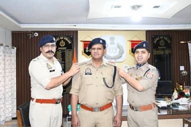 #baghpatpolice
पुलिस अधीक्षक बागपत एवं अपर पुलिस अधीक्षक बागपत द्वारा जनपद में नियुक्त निरीक्षक श्री नरेंद्र सिंह को निर...