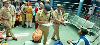 पुलिस अधीक्षक अमरोहा श्री लखन सिंह यादव द्वारा पुलिस कार्यालय में जनसुनवाई कर शिकायतकर्ताओं की समस्याओं को सुनकर उनके त्...