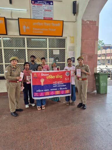 #BijnorPolice
एंटी रोमियो टीम, महिला थाना बिजनौर द्वारा रेलवे स्टेशन बिजनौर पर #MissionShakti5 के अंतर्गत #नारी_सुरक्षा_...