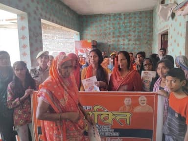 #BijnorPolice
एंटी रोमियो टीम, थाना बढापुर द्वारा मोहल्ला नोमी कस्बा बढापुर में #MissionShakti5 के अंतर्गत #नारी_सुरक्षा...