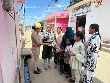 #BijnorPolice
एंटी रोमियो टीम, थाना रेहड़ द्वारा थाना रेहड क्षेत्रान्तर्गत में #MissionShakti5 के अंतर्गत #नारी_सुरक्षा_...