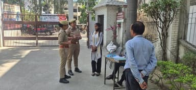 #BijnorPolice
एंटी रोमियो टीम, जनपद बिजनौर द्वारा वीरा कॉलेज बिजनौर में #MissionShakti5 के अंतर्गत #नारी_सुरक्षा_सम्मान_...