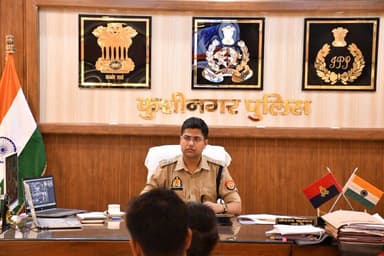 पुलिस अधीक्षक कुशीनगर श्री केशव कुमार द्वारा पुलिस कार्यालय में आये आवेदकों की समस्याओ को विस्तारपूर्वक सुनकर न्याय का भ...
