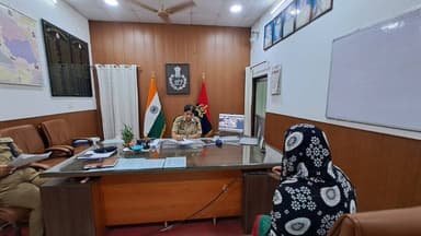 पुलिस अधीक्षक जनपद फतेहगढ द्वारा समस्त क्षेत्राधिकारी व थाना प्रभारियों के साथ गूगल मीट के माध्यम से वर्चुअली जनसुनवाई क...