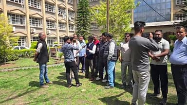 धर्मशाला: ATS के विरोध में एक बार फिर जिला उपायुक्त कार्यालय के बाहर एकत्रित हुए जिला कांगड़ा से कई टैक्सी यूनियन, देखें...