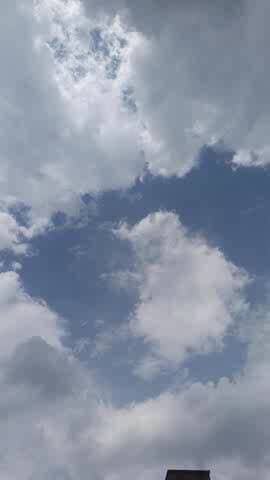 आज 2 अप्रैल करीब 2 बजे से बादल छाए हुए हैं और हल्की बारिश भी है