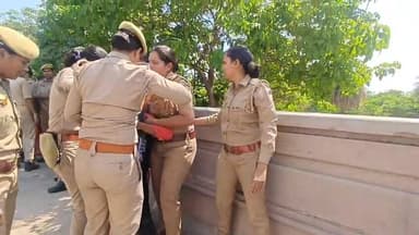 #लखनऊ: लखनऊ में #सीएम हेल्पलाइन कर्मचारियों का जोरदार प्रदर्शन।
#मुख्यमंत्री दफ्तर की ओर बढ़े कर्मचारी, पुलिस हुई अलर्ट,...