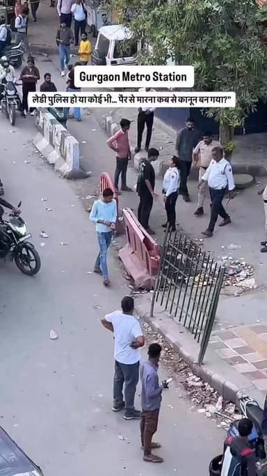 कुछ तो गलती की होंगी इस युवक ने जो महिला ट्रैफिक पुलिस कर्मी को इसे लात मारनी पड़ी । #trafficpolice #Gurgaon #trendingre...