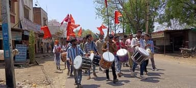 हनुमान प्रकटोत्सव को लेकर द्वार पूजा करने जाते हिंदू संगठन के लोग....