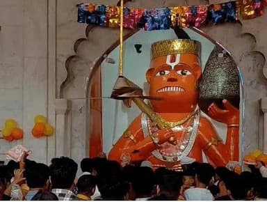 भोलेपुर हनुमान मंदिर में उमड़ा भक्तों का जनसैलाब,10 हजार से अधिक श्रद्धालु पहुंचे, 5 कुंतल बूंदी के प्रसाद का वितरण जारी...