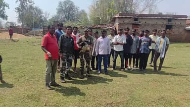 विलुप्त प्रजाति का सारस पक्षी को वन विभाग के टीम ने रेस्क्यू कर पकड़ा इलाज जारी.