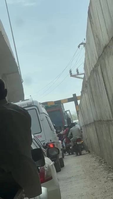 जाम में फसी एंबुलेंस....बाड़मेर शहर में प्रशासन की बड़ी #लापरवाही... करीब 35 मिंट तक जाम में फसी रही #एंबुलेंस