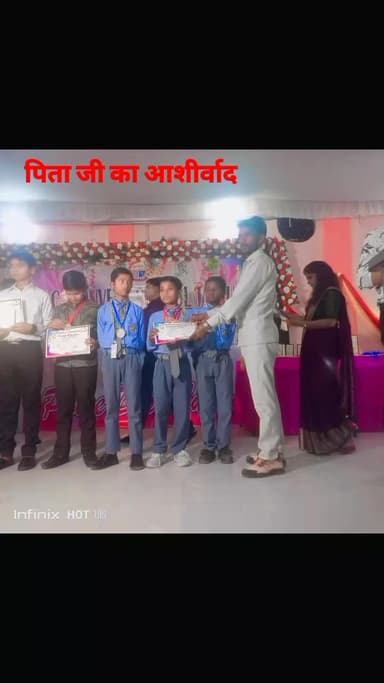 बच्चों ने कक्षा तीन में फर्स्ट डिवीजन से पास हुआ है इसलिए इसको यह पुरस्कार दिया गया इनके पिता के द्वारा