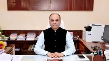 झांसी: झांसी मंडल में आधुनिक सुविधाओं और सुरक्षा से संवरेगा रेल सफर, 24 स्टेशनों पर GPS घड़ियों की स्थापना हो चुकी है