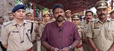 हनुमान जयंती के पावन अवसर पर @sspjhansi @bbgtsmurthyips द्वारा ड्यूटी में तैनात पुलिस बल को ब्रीफ कर आवश्यक दिशा-निर्देश...