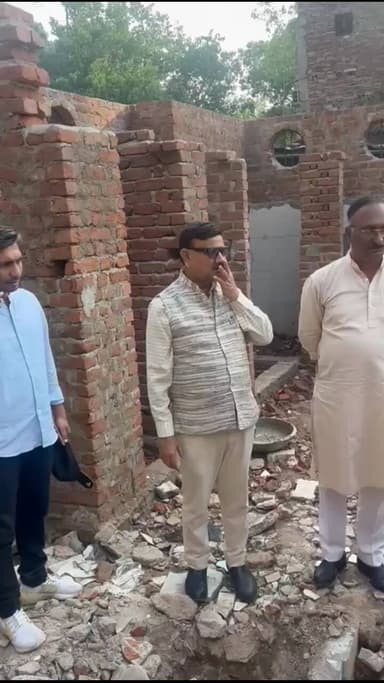 शाहदरा: कृष्णा नगर विधायक डॉ. अनिल गोयल ने गीता कॉलोनी के सफेदा झुग्गी में विकास कार्यों का निरीक्षण किया