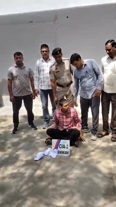 भिवानी में घर का ताला तोड़कर आभूषण व नकदी चोरी करने के मामले में एक आरोपी को किया गिरफ्तार
भिवानी
जिला पुलिस भिवानी द्व...