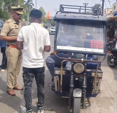 #SPDeoria के निर्देशन में यातायात प्रभारी देवरिया श्री गुलाब सिंह मय यातायात पुलिस देवरिया द्वारा सड़क दुर्घटनाओं की रोक...