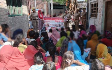 #MissionShakti5 के दृष्टिगत महिला थाना प्रभारी #barabankipolice द्वारा बालिकाओं/महिलाओं को महिला अपराध से सम्बन्धित प्रम...