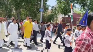 मऊ: नगर पालिका कम्युनिटी हाल में स्कूल चलो अभियान की जागरूकता रैली को कैबिनेट मंत्री ने हरी झंडी दिखाकर रवाना किया