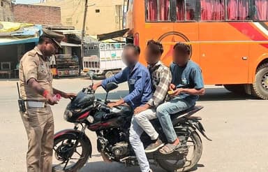 एटा- यातायात जागरूकता हेतु चलाए जा रहे अभियान के तहत यातायात पुलिस द्वारा चैकिंग के दौरान यातायात नियमों का उल्लंघन करने...