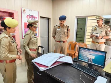 पुलिस अधीक्षक कौशाम्बी द्वारा थाना करारी में स्थित मिशन शक्ति केंद्रों का औचक निरीक्षण किया गया। केंद्र पर संचालित गतिवि...