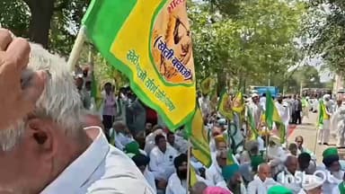 फतेहाबाद: बायोमेट्रिक नियमों पर भड़के किसान, फतेहाबाद लघु सचिवालय के गेट पर दिया धरना