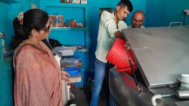 खाद्य सुरक्षा प्रशासन विभाग द्वारा दमोह शहर स्थित दूध चिलिंग सेंटर एंड डेयरी एवं आइस कैंडी पैकिंग यूनिट का किया गया औचक ...