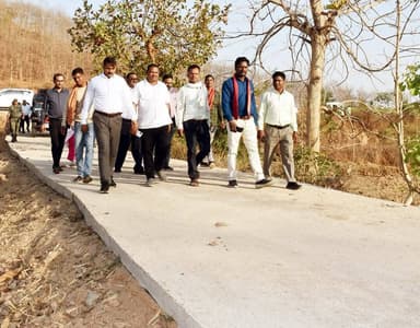 कबीरधाम जिले के बोड़ला वनांचल में कलेक्टर श्री गोपाल वर्मा ने सड़क निर्माण की कोर कटिंग से गुणवत्ता जांची, समय-सीमा में ...