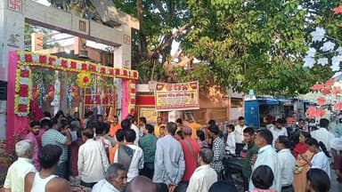 तिलहर में हनुमान जन्मोत्सव पर 151 किलो लड्डू का भोग बंसी वाले के मंदिर पर श्री हनुमान जी को लगाया गया।