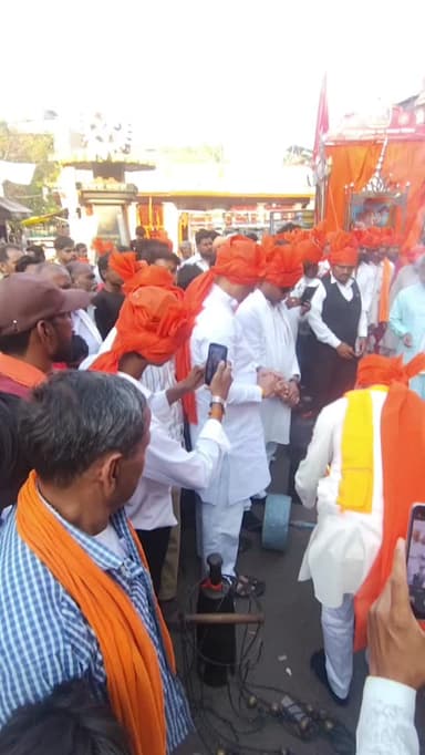 7 वर्ष की बेटी के द्वारा फरसा चलाया गया हनुमान जयंती के अवसर पर विश्व हिंदू परिषद और बजरंग दल के द्वारा विशाल शोभायात्रा...