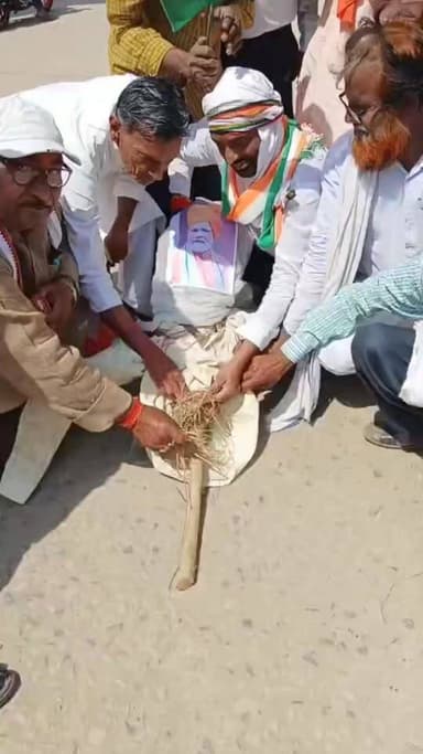 दिनारा में कांग्रेस कार्यकर्ताओं ने पीएम मोदी का किया पुतला दहन।