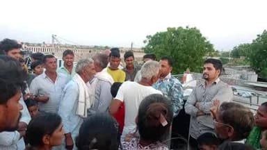 gaon mein truck paltane ki vajah se logon ka bahut nuksan ho gaya hai aur koi bhi sahayata nahin kar raha