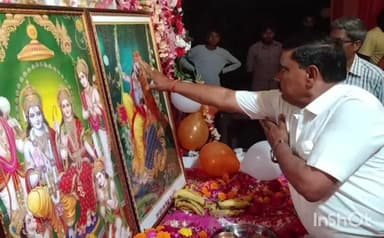 संडीला: बालामऊ में 'एक पहल एक किरण सेवा समिति' द्वारा आयोजित ग्रामीण विरासत महोत्सव में रामलीला का आयोजन