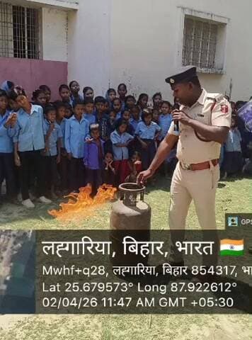 अग्निशमालय बारसोई के पदाधिकारी एवं कर्मियों द्वारा लहग़रिया उत्क्रमित मध्य विद्यालय में अग्नि जागरूकता अभियान चलाया गया