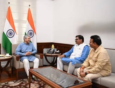 जेवर के विकास को नई रफ्तार: विधायक धीरेन्द्र सिंह ने रेल मंत्री अश्विनी वैष्णव से की चोला स्टेशन पर अहम चर्चा
चोला रेलव...