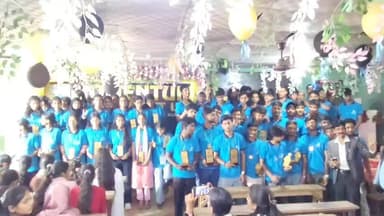 हथुआ: हथुआ के छात्रों ने रचा इतिहास, मेधावियों को साइकिल देकर किया गया सम्मानित