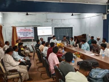 कलेक्टर नेहा मीना के निर्देशन में एसडीएम झाबुआ श्री महेश मंडलोई की अध्यक्षता में जनपद पंचायत झाबुआ में शिक्षक, पटवारी एव...