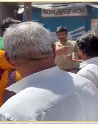 महिला ने घर में आ रहे पीने का गंदे पानी को गिलास में भरकर #विधायक_जी को थमाया, #MLA ने सूंघकर किया वापस!
#राजस्थान