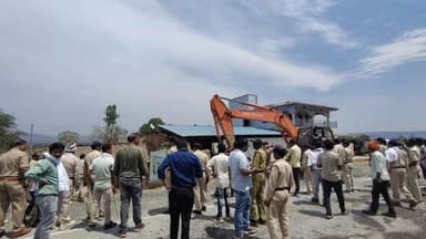 शासकीय भूमि से अवैध अतिक्रमण हटाया गया
डिंडौरी जिले के ग्राम करौंदी मॉल में शासकीय भूमि पर किए गए अवैध कब्जे के विरुद्ध...