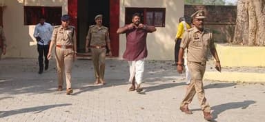 हनुमान जयंती के अवसर पर एसएसपी झांसी बीबी जीटीएस मूर्ति ने अपने परिवार सहित सखी के हनुमान मंदिर में की पूजा अर्चना #Jha...