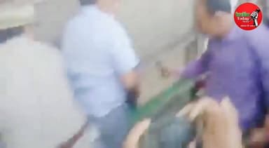 पंजाब में किसानों ने भारतीय जनता पार्टी के विधायक अरुण नारंग को मारा नंगा करके
#kullutodaynews #SachKiAwaaz #MediaPower...